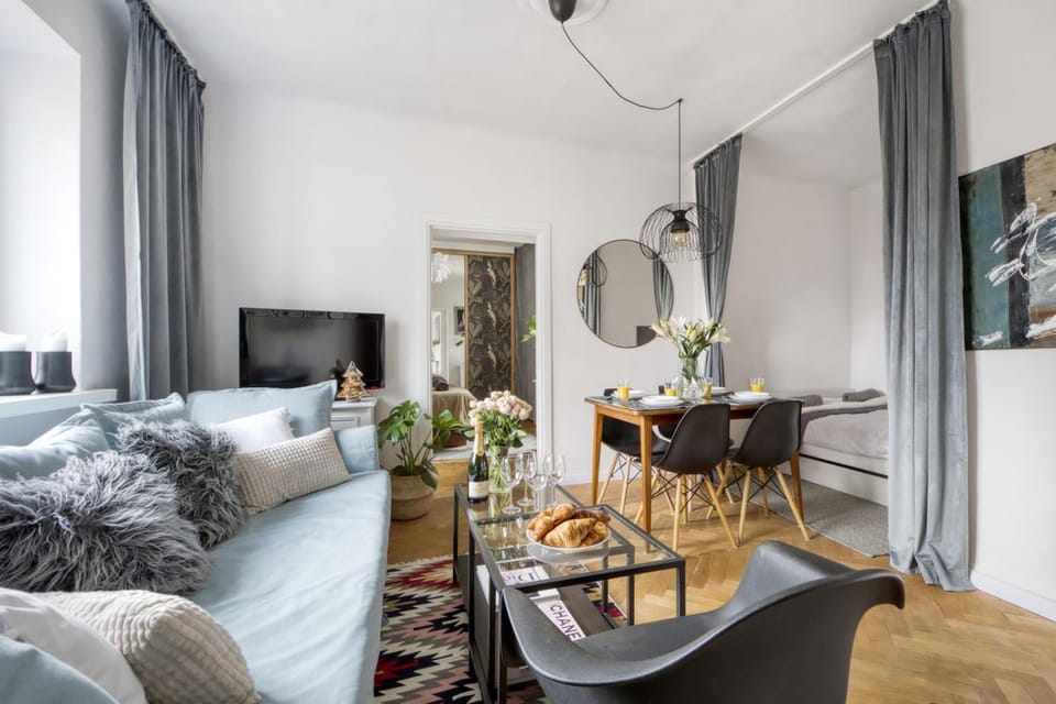 Communal lounge/ TV room, TV and multimedia, Living room, Seating area, Dining area, Evening entertainment