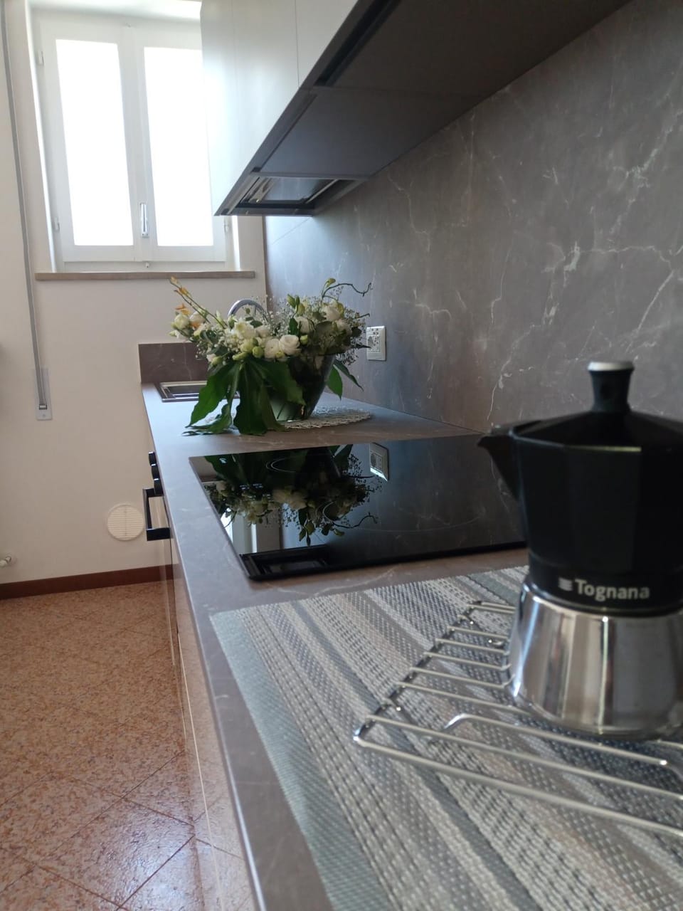 Coffee/tea facilities, Kitchen or kitchenette, stove