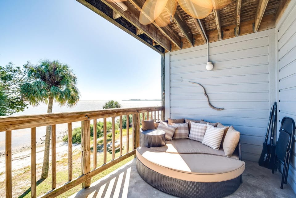 Cedar Key Condo w/ Balcony & Gulf Views! House in Cedar Key