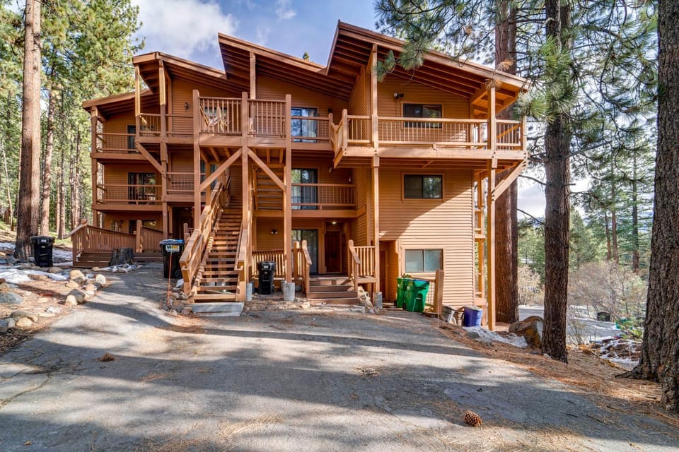 < 3 Mi to Lake Tahoe: Incline Village Condo! House in Incline Village