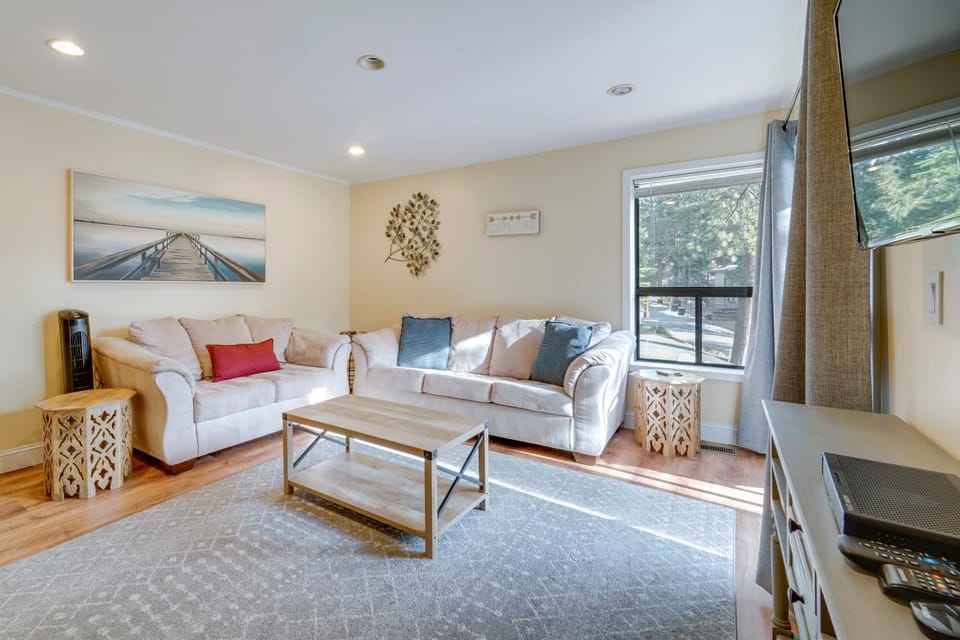 Less Than 3 Mi to Lake Tahoe Incline Village Condo! Apartment in Incline Village