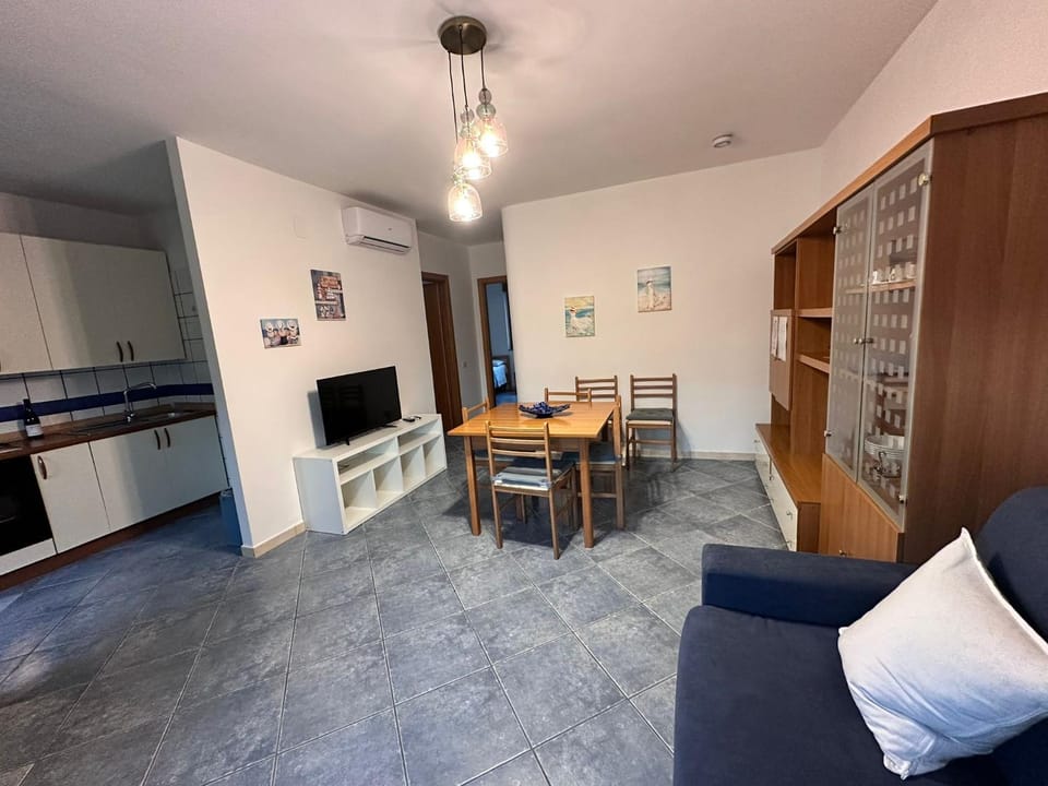 Living room, Seating area, Dining area, air conditioner