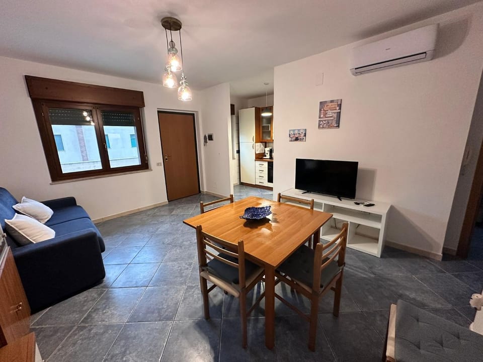 TV and multimedia, Living room, Seating area, Dining area, air conditioner