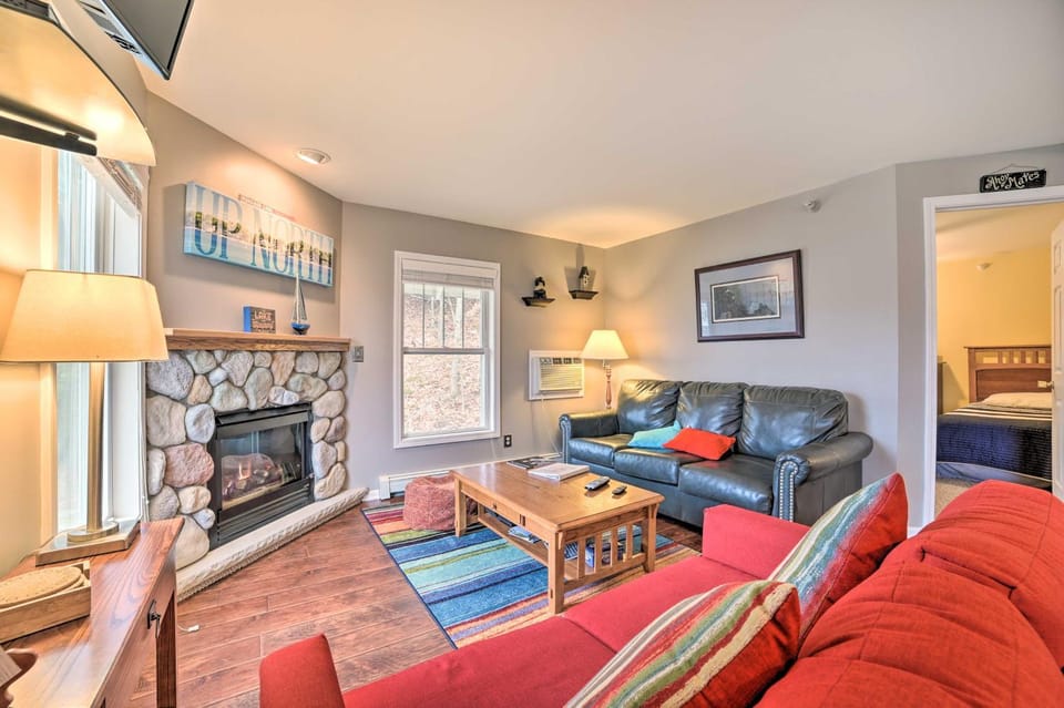 Pool + Hot Tub Access! Portage Lake Condo w/ Deck House in Wisconsin
