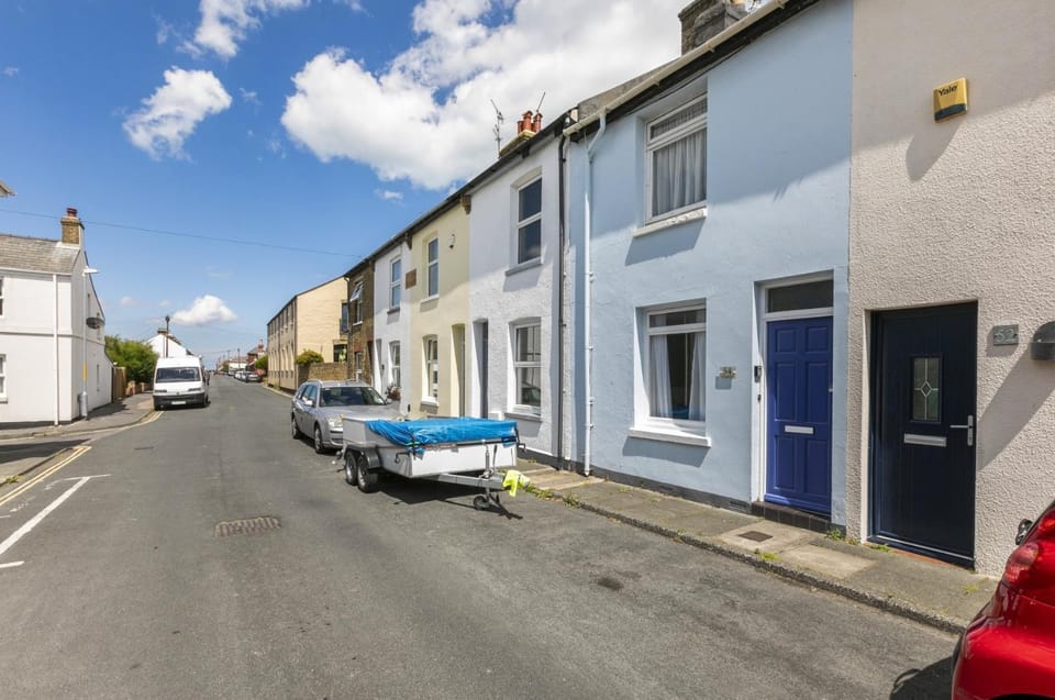Property building, Day, Neighbourhood, Natural landscape, Street view, Parking