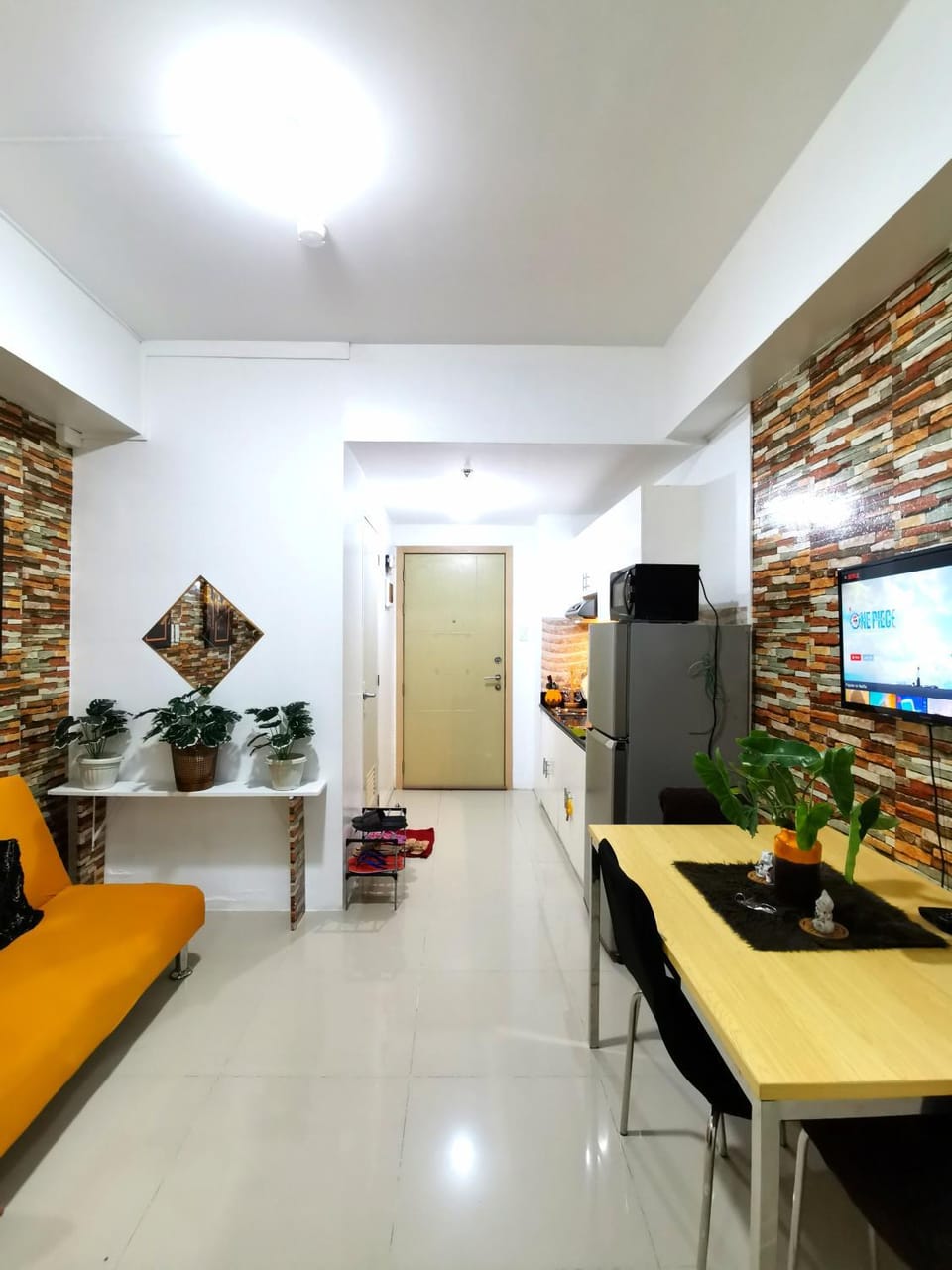 Modern 1BR with balcony and 100mbps wifi Hotel in Quezon City