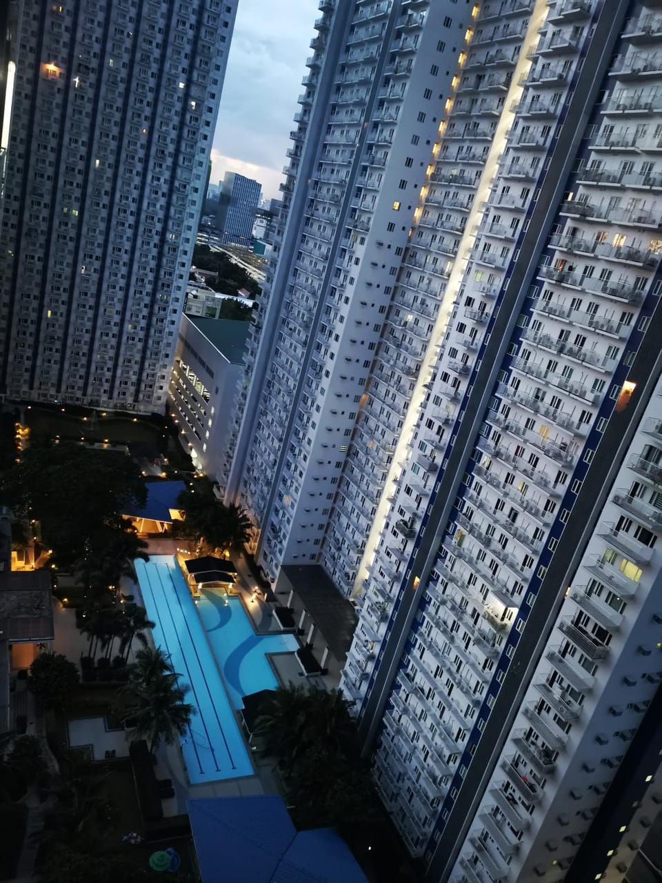 Modern 1BR with balcony and 100mbps wifi Hotel in Quezon City