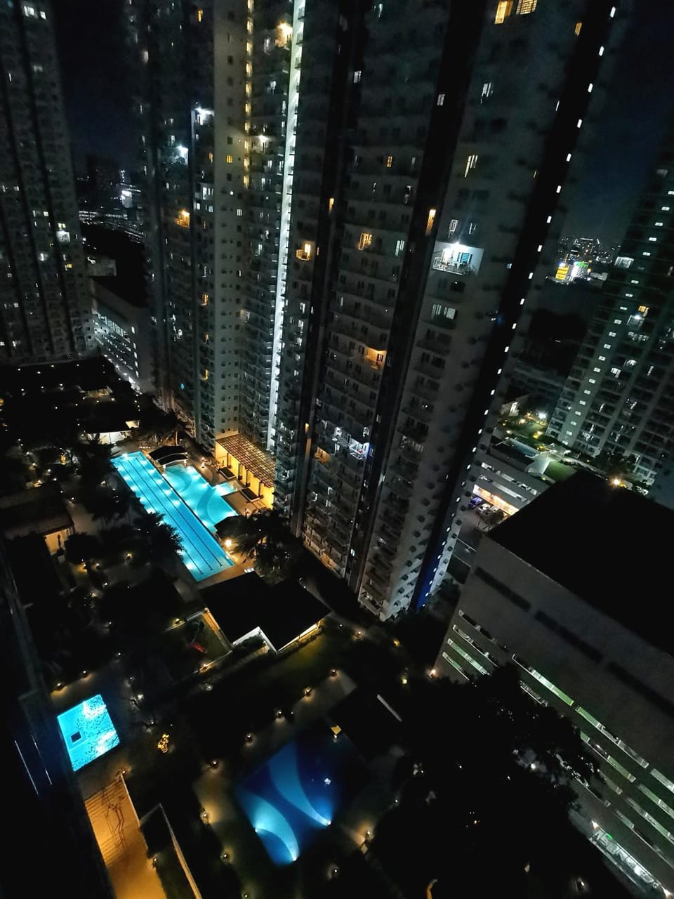 Modern 1BR with balcony and 100mbps wifi Hotel in Quezon City