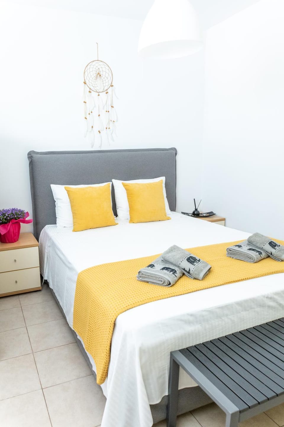 Bed, Bedroom, towels