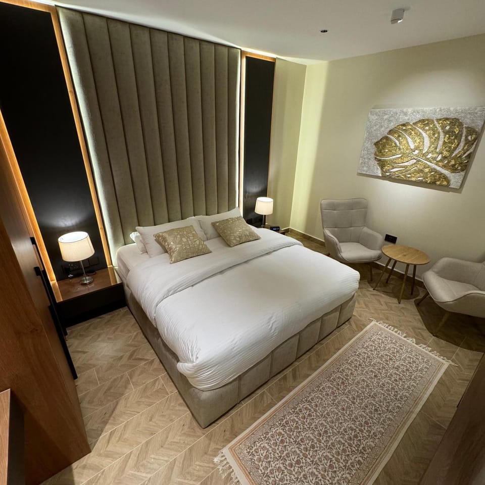 Bed, Photo of the whole room, Seating area, Bedroom