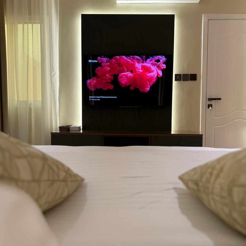Communal lounge/ TV room, Bed, TV and multimedia, Bedroom