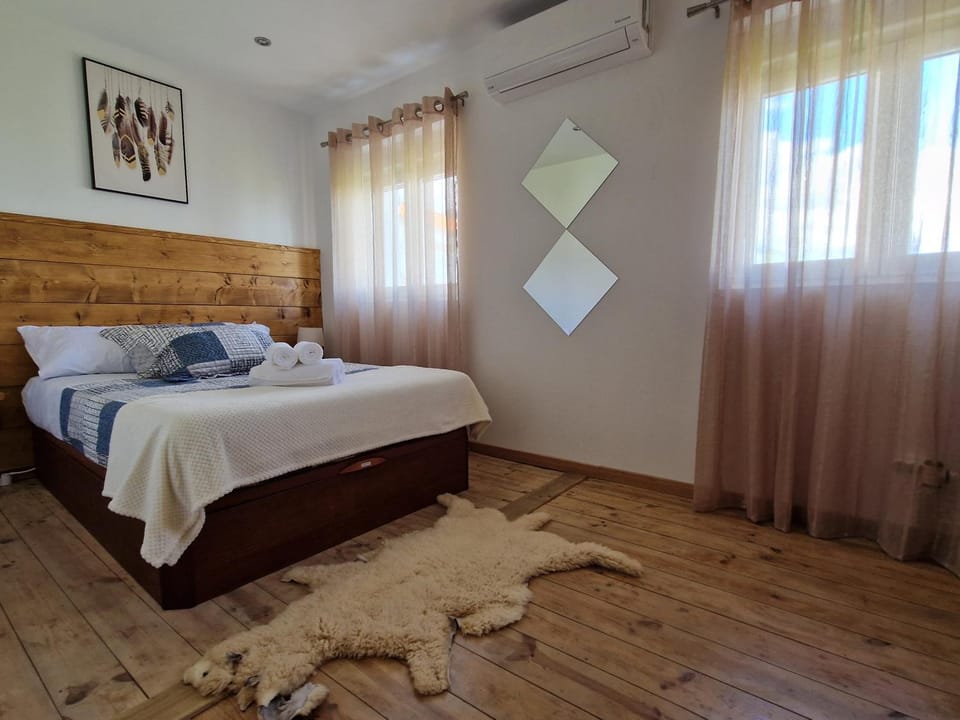 Bedroom, towels