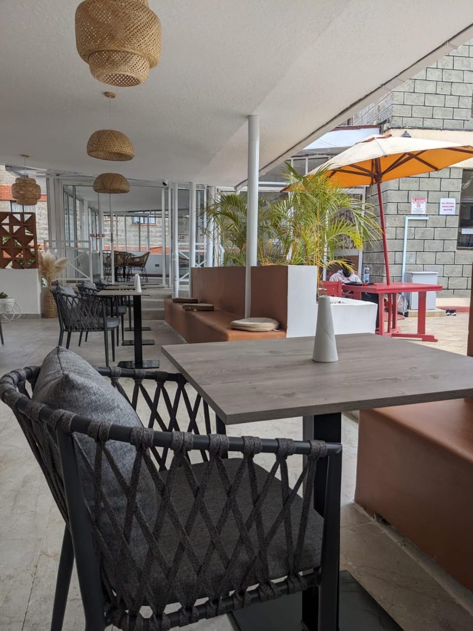 Restaurant/places to eat, Banquet/Function facilities, Seating area