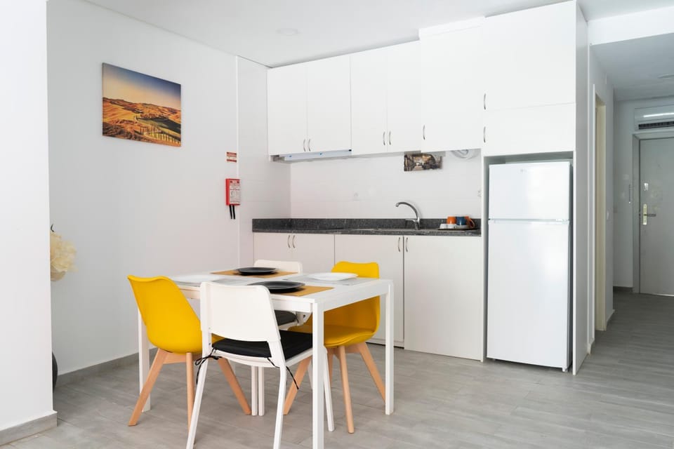 Kitchen or kitchenette, Dining area