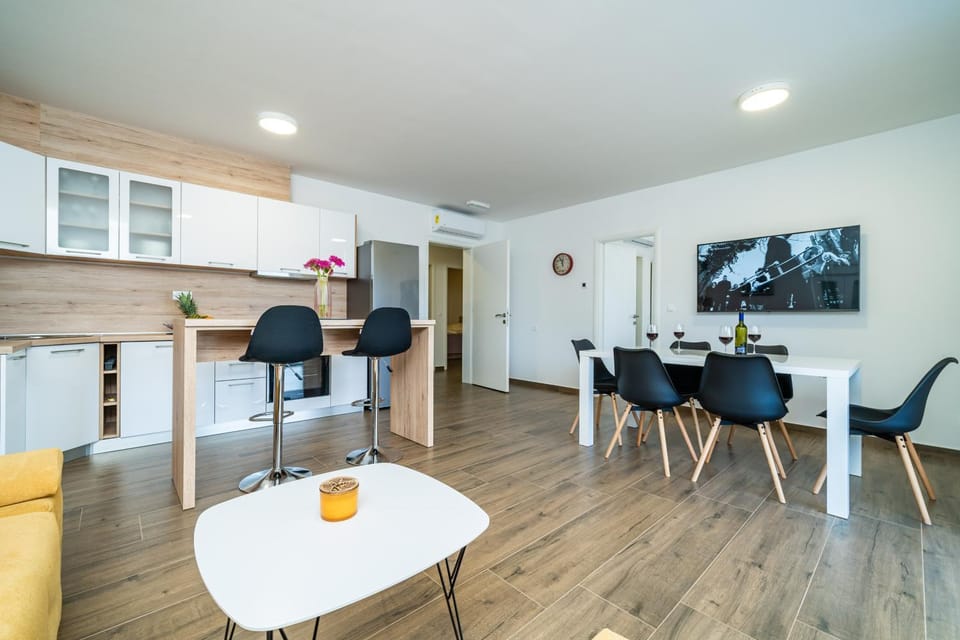 Kitchen or kitchenette, Seating area