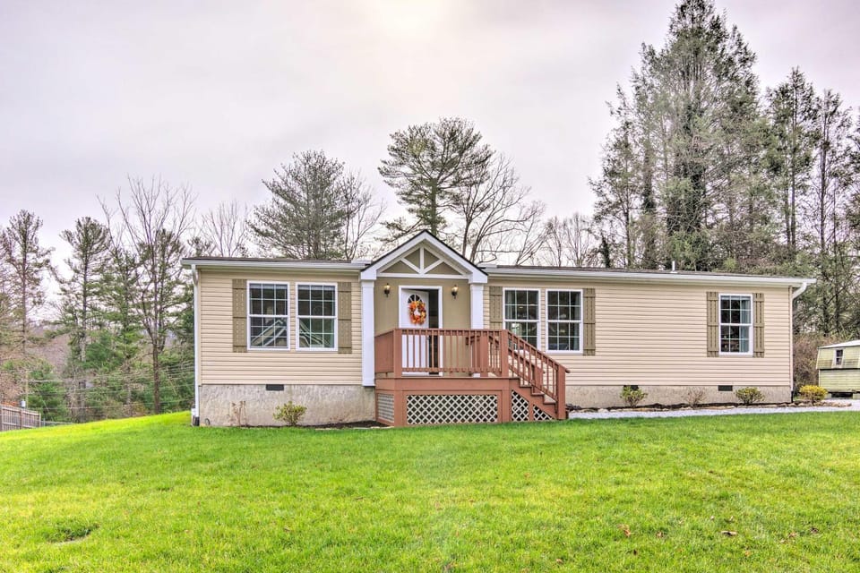 Walk to Lake Summit! Mountain-View Zirconia Home House in Tennessee