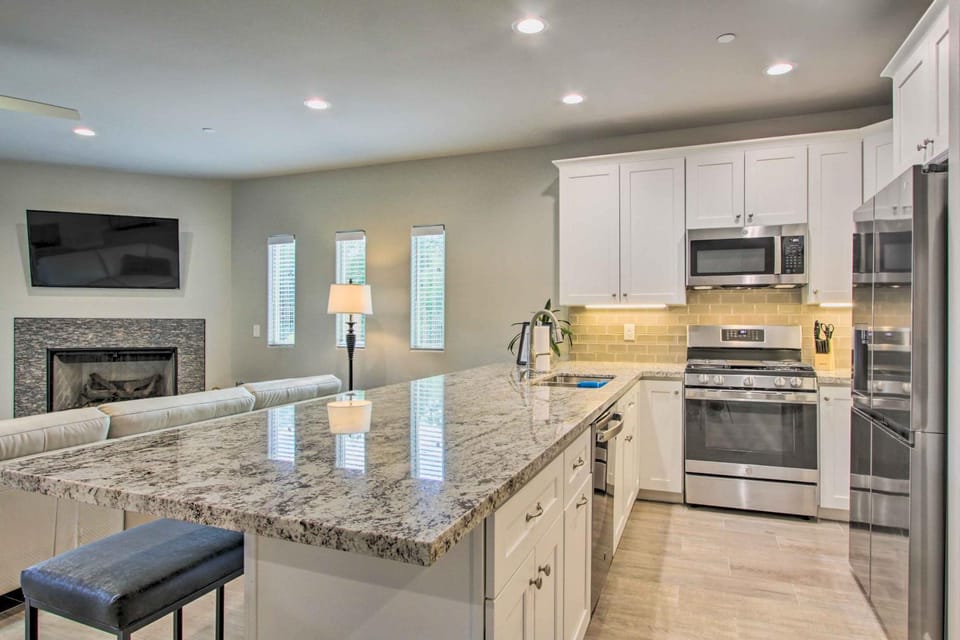 Walkable Townhome w/ Pool Access in Cave Creek! House in Carefree
