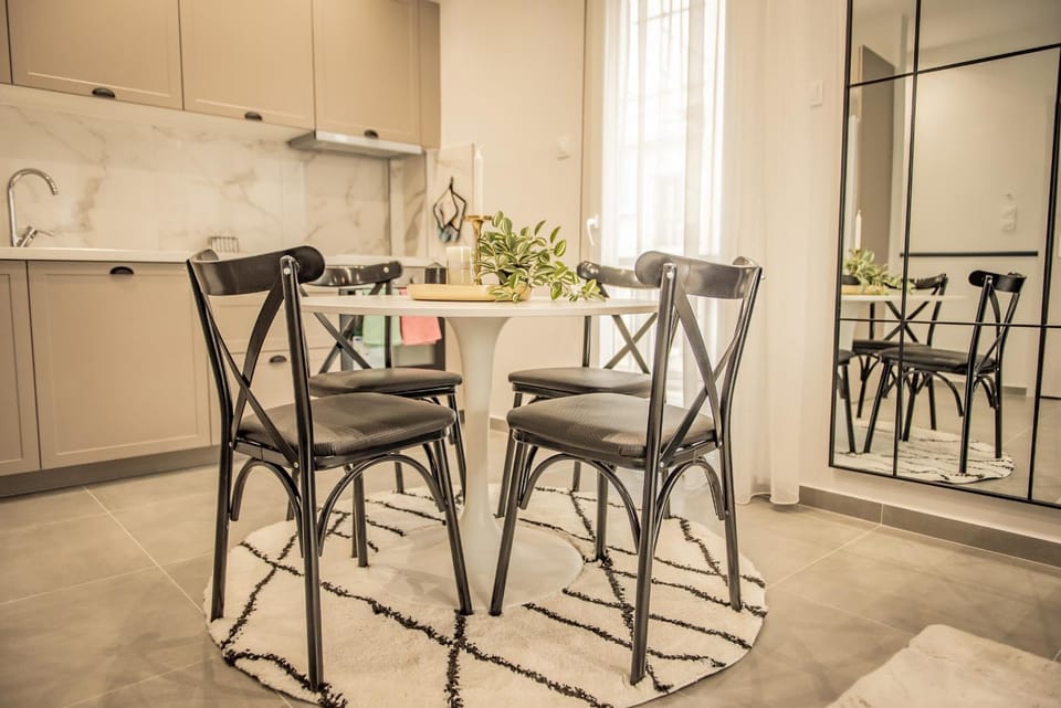 Kitchen or kitchenette, Living room, Seating area, Dining area