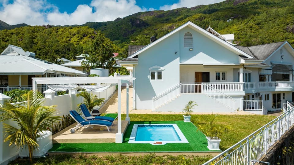 Property building, Natural landscape, Mountain view, Pool view, Swimming pool, sunbed