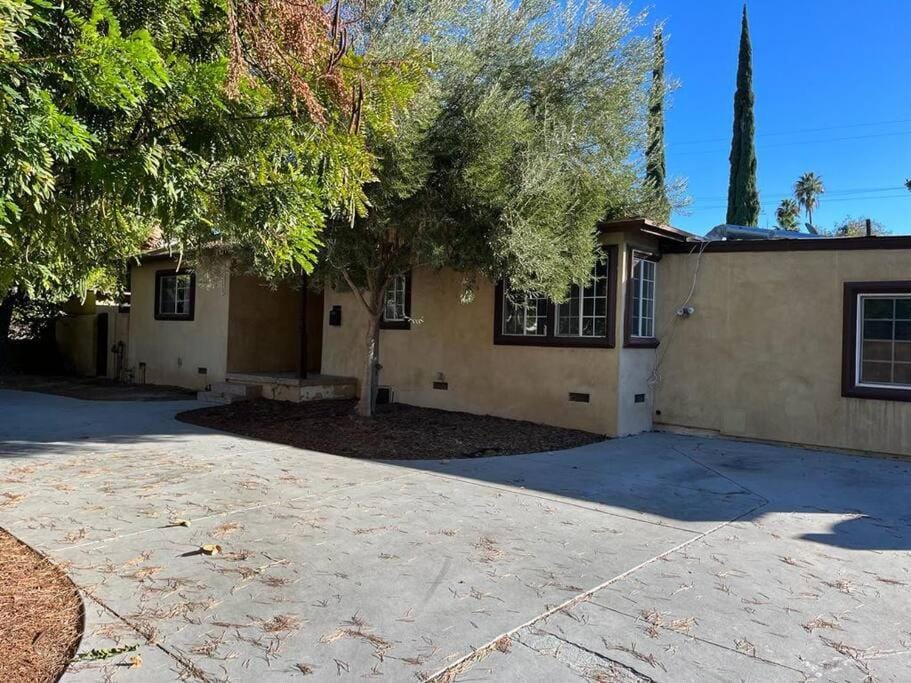 Tarzana 6 Bedroom Charmer W Pool House in Tarzana
