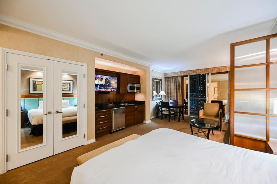 Bed, TV and multimedia, Kitchen or kitchenette, Living room, Photo of the whole room, Seating area, Dining area, Bedroom, hair dresser, minibar