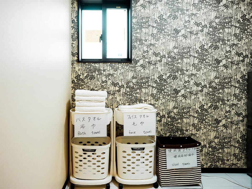 Photo of the whole room, towels