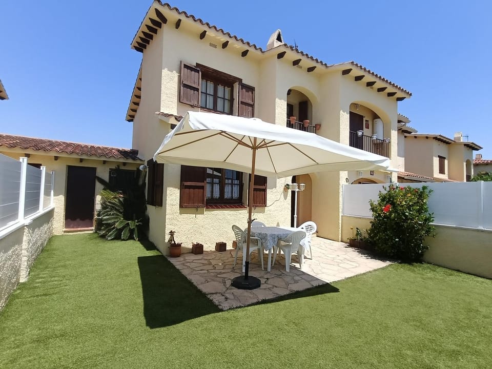 Casa adosada con barbacoa cerca de la playa House in Baix Penedès
