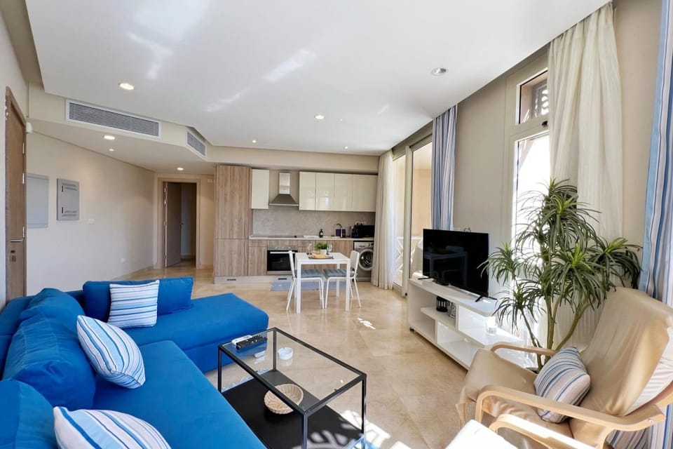 TV and multimedia, Kitchen or kitchenette, Living room, Seating area, Dining area