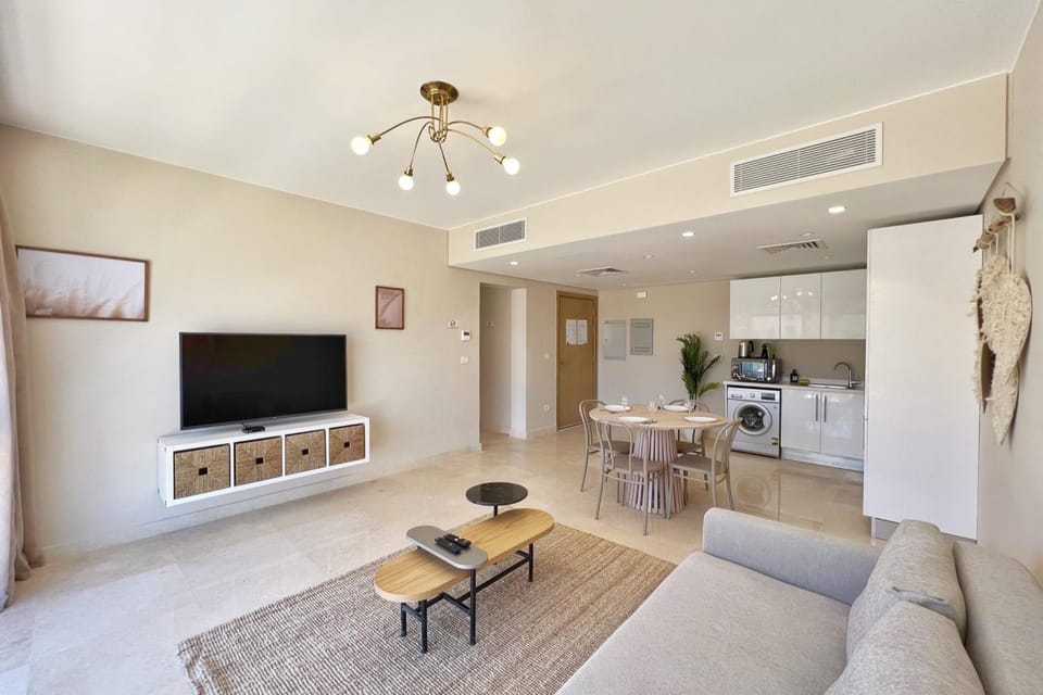 TV and multimedia, Living room, Seating area, Dining area