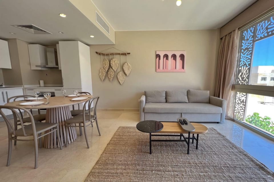 Kitchen or kitchenette, Living room, Seating area, Dining area