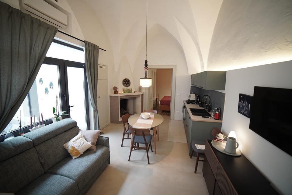 Bed, TV and multimedia, Kitchen or kitchenette, Living room, Photo of the whole room, Seating area, Dining area, air conditioner