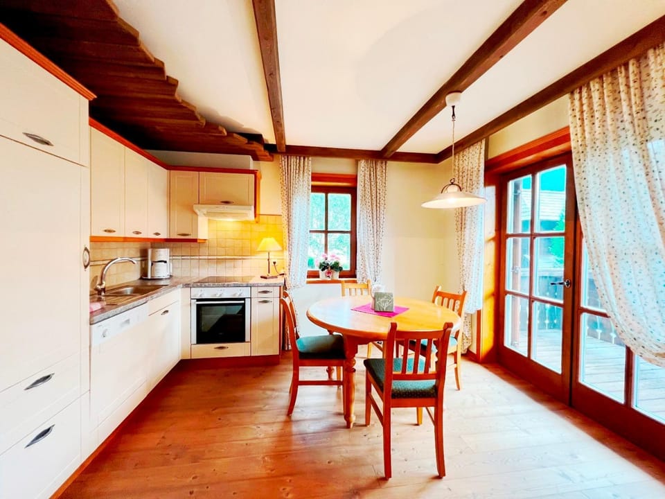 Kitchen or kitchenette, Living room, Seating area, Dining area, dishwasher, minibar, pet friendly, stove