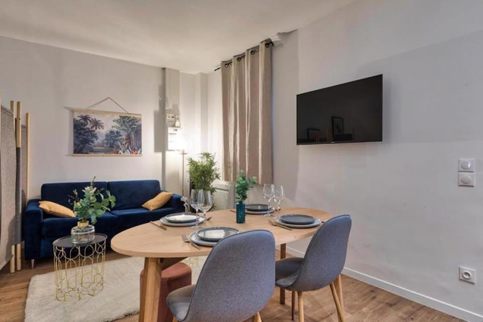 Dining area, flat iron