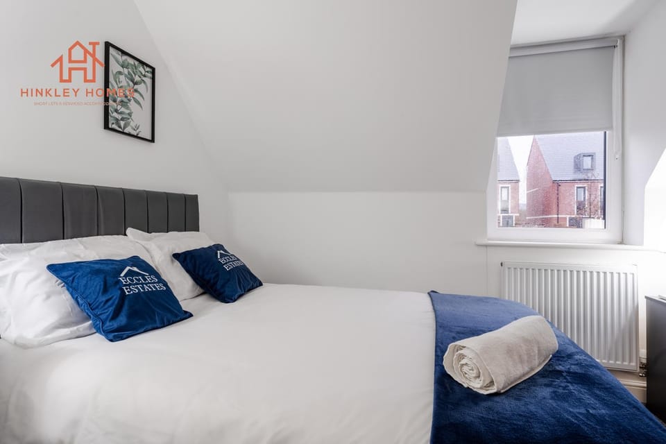 Spacious 3-Bed Sleeps 8 Liverpool free wifi carpark By Hinkley Homes Short Lets & Serviced Accommodation Apartment in Liverpool