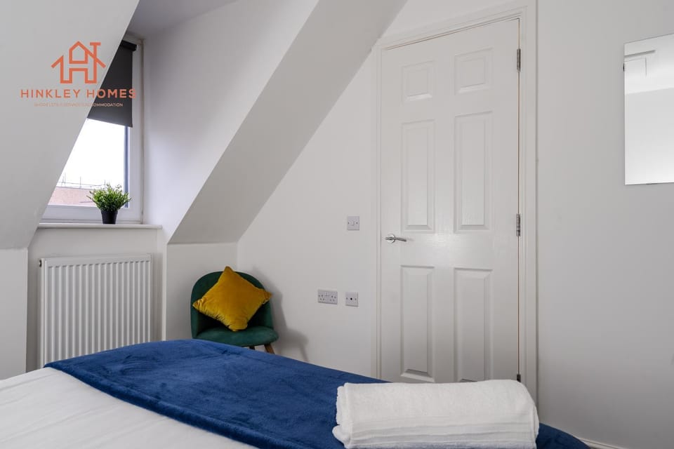 Spacious 3-Bed Sleeps 8 Liverpool free wifi carpark By Hinkley Homes Short Lets & Serviced Accommodation Apartment in Liverpool