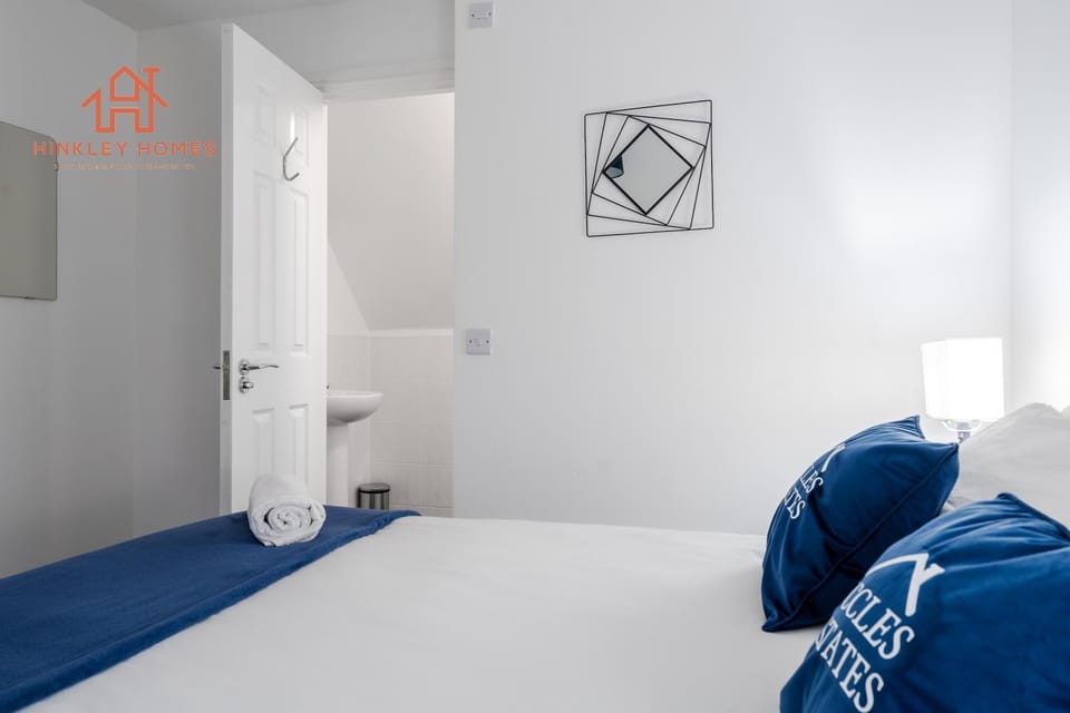 Spacious 3-Bed Sleeps 8 Liverpool free wifi carpark By Hinkley Homes Short Lets & Serviced Accommodation Apartment in Liverpool