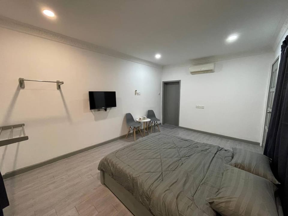 Bed, TV and multimedia, Photo of the whole room, Seating area, Bedroom, air conditioner