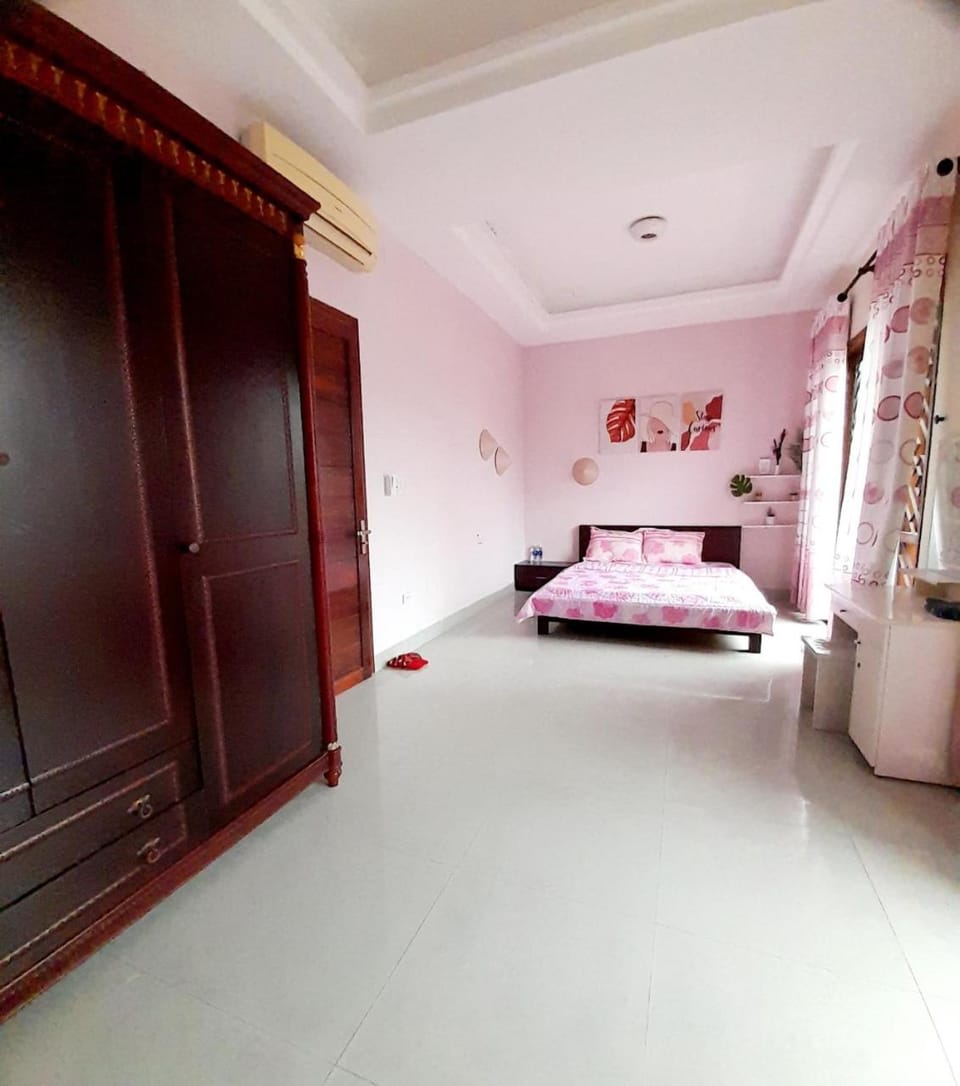 Photo of the whole room, wardrobe