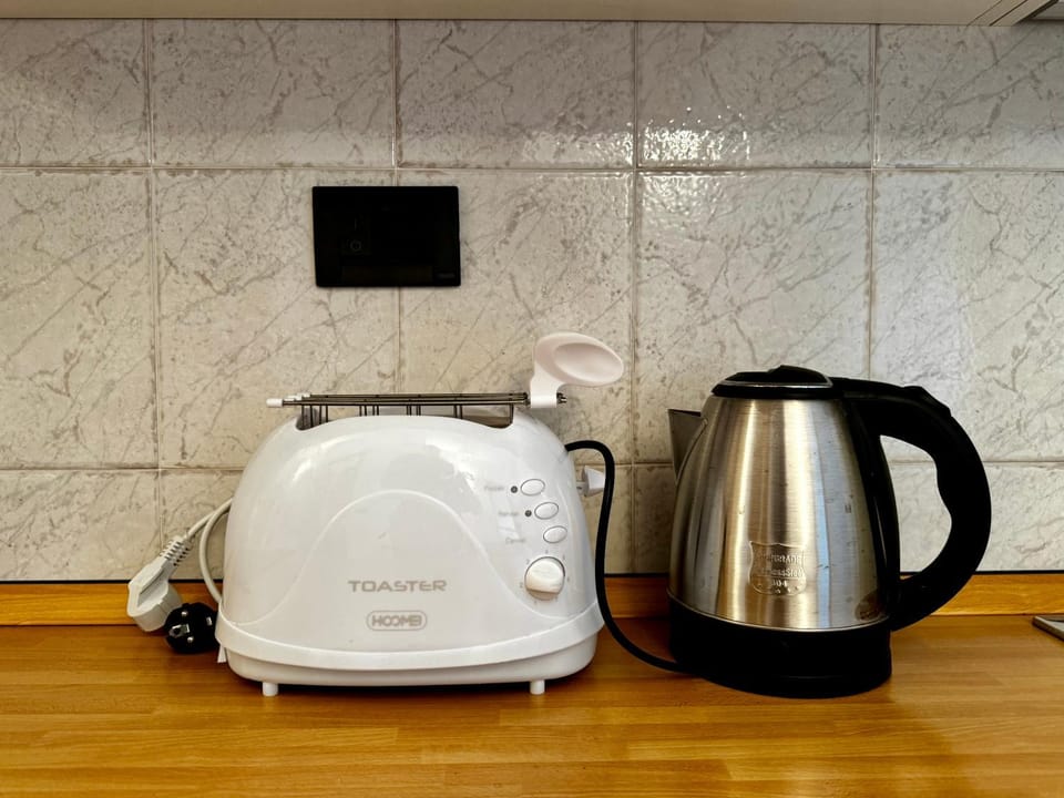 Coffee/tea facilities, toaster