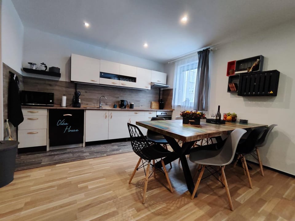 Kitchen or kitchenette, Dining area