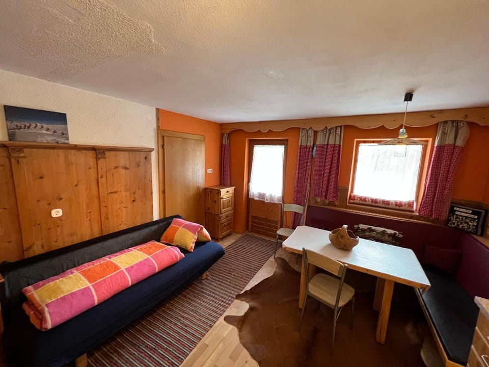 Bed, TV and multimedia, Seating area, Dining area