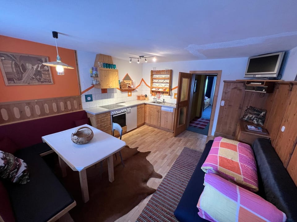 Communal lounge/ TV room, Bed, TV and multimedia, Kitchen or kitchenette, Dining area