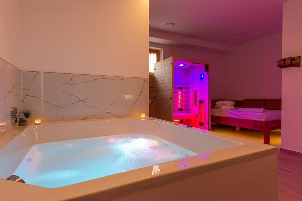 Bed, Hot Tub, Hot Tub, Sauna, Sauna, Bathroom, Spa and wellness centre/facilities, Photo of the whole room, Bedroom, Bath