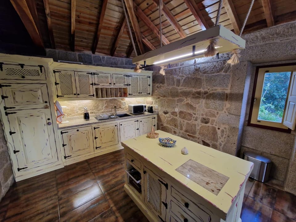 Kitchen or kitchenette, minibar