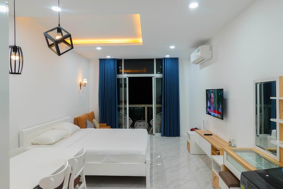 Bed, TV and multimedia, Living room, Photo of the whole room, air conditioner