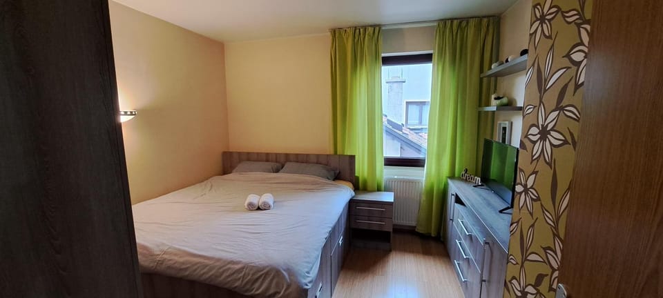 Bed, Bedroom, towels