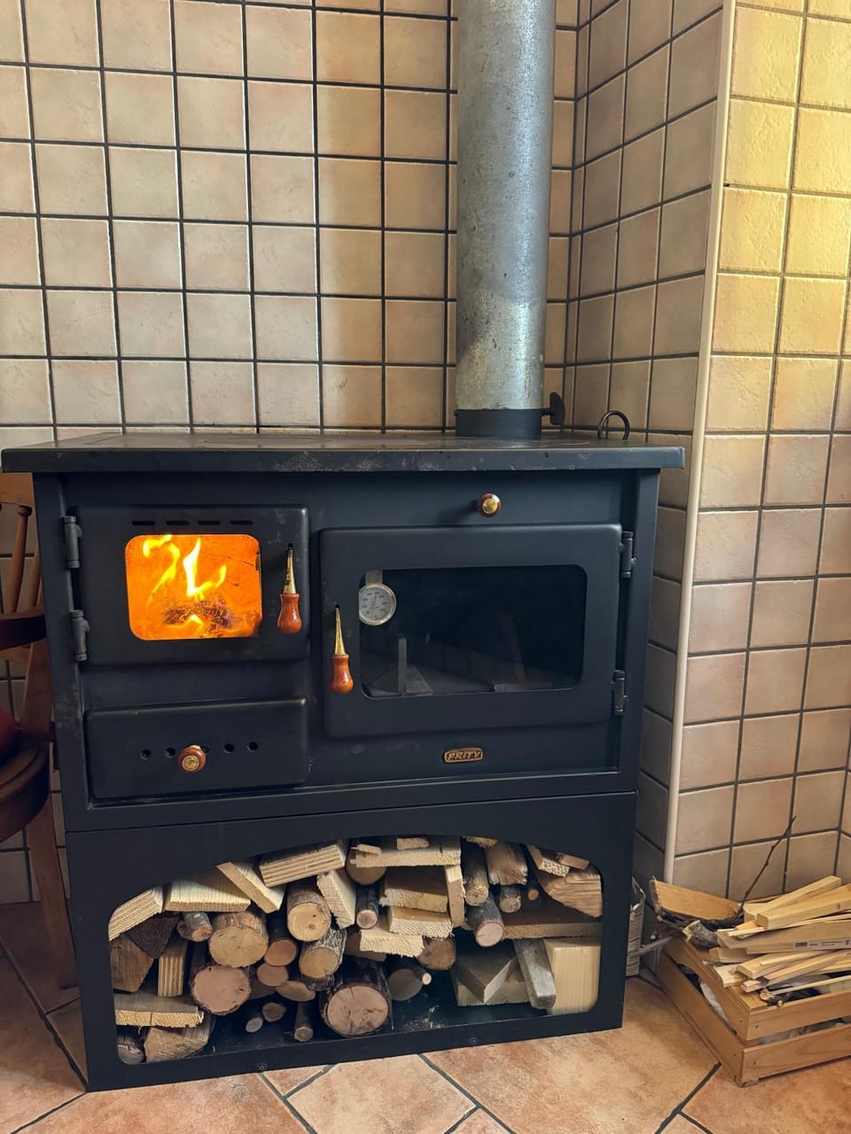 Living room, fireplace, heating