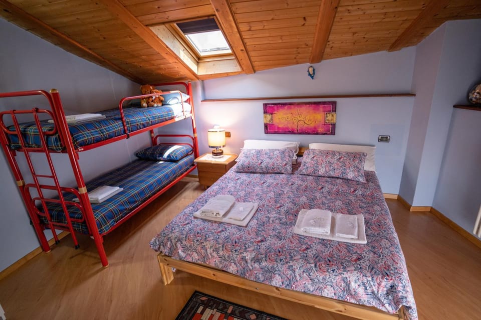 Bedroom, bunk bed
