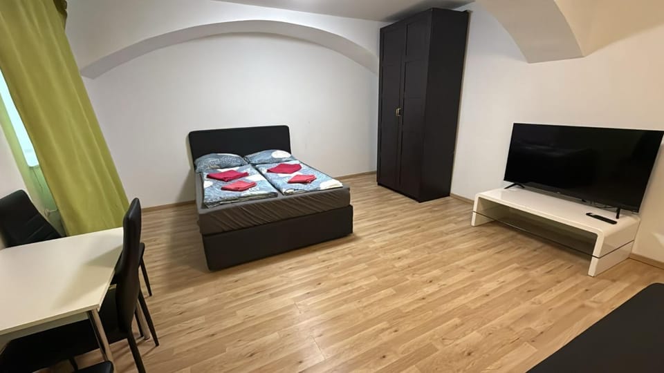 Bed, TV and multimedia, Seating area, Bedroom