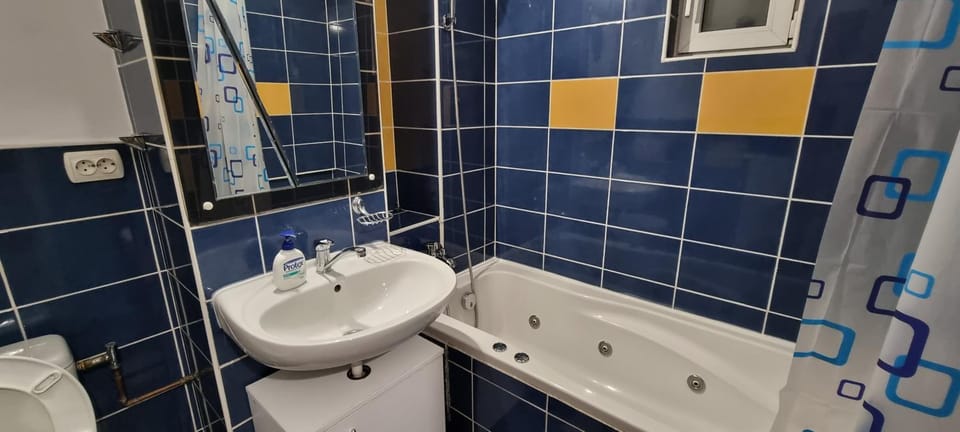 Shower, Toilet, Hot Tub, Hot Tub, Bathroom, Bath